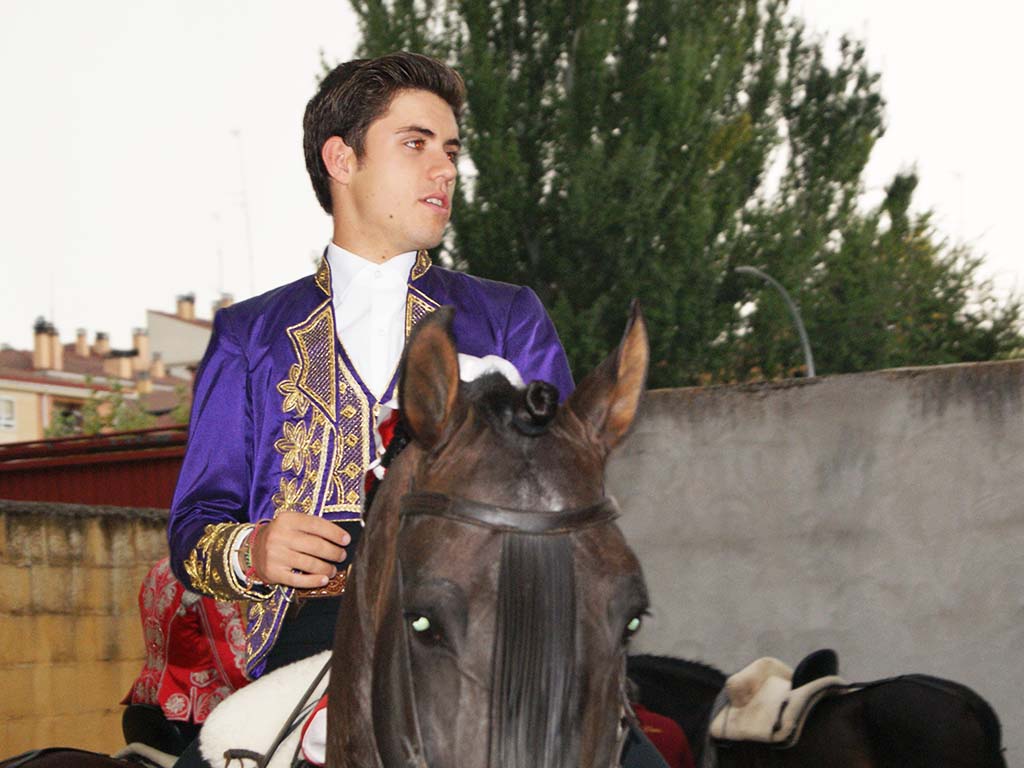 guillermo hermoso de mendoza toros rejones cuellar