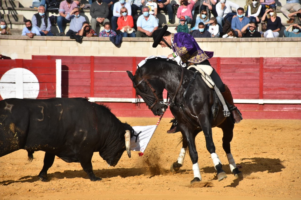 'El hijo de Pablo' no es 'el hijo de...' 1 Guillermo Hermoso torea con el banderín de inicio. / A.M.