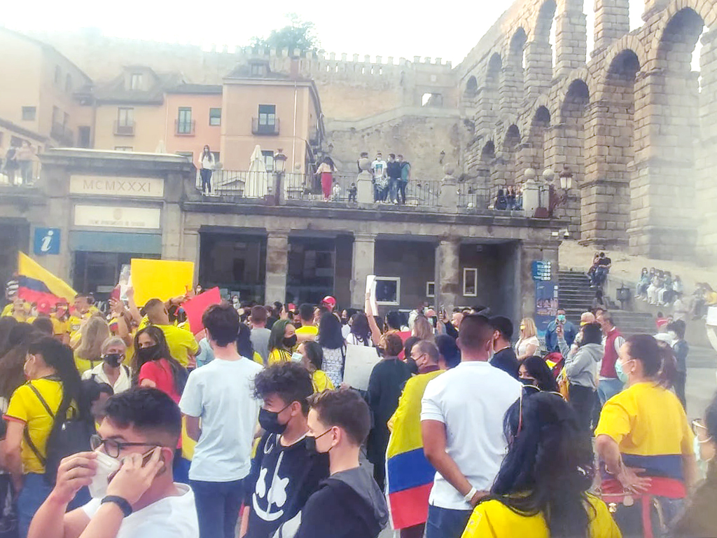 El pueblo colombiano se concentró en el Acueducto en la tarde del viernes. / EL ADELANTADO