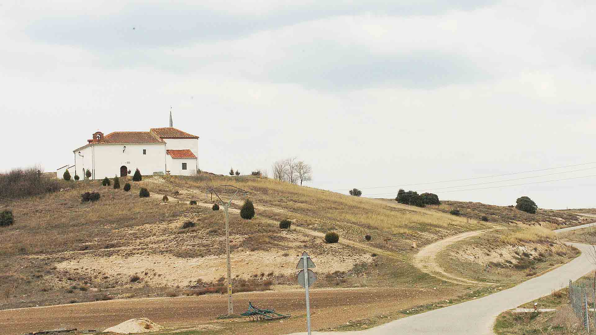 Foto de archivo. Ermita de la Virgen de la Cuesta, en Escobar de Polendos. / Guillermo Herrero