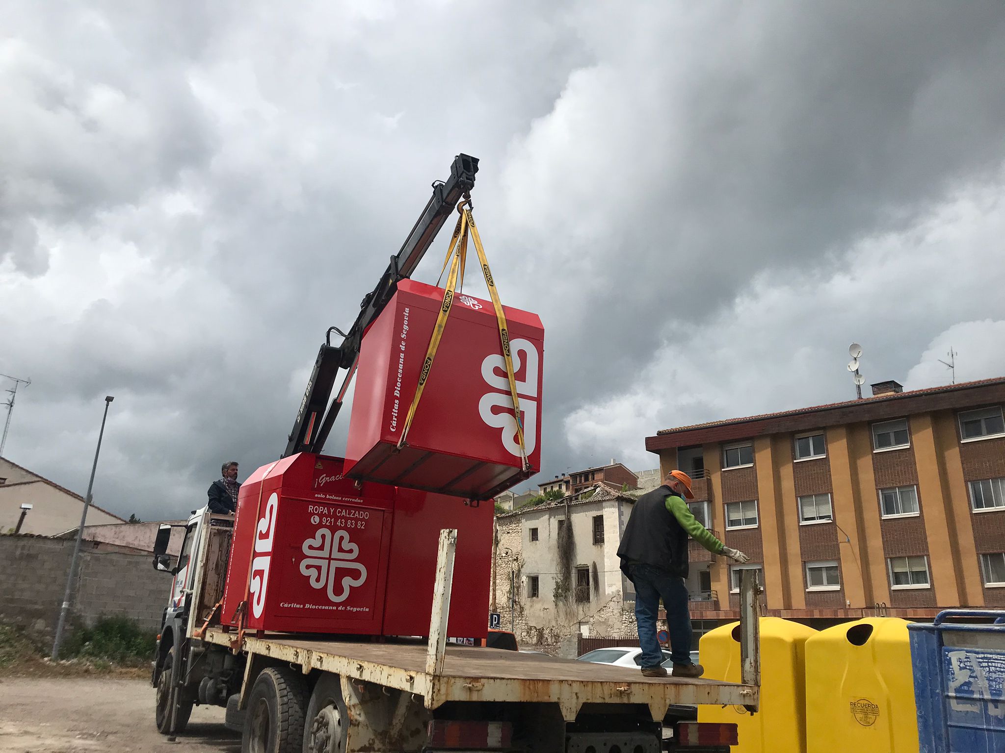 Contenedores de ropa usada de Cáritas
