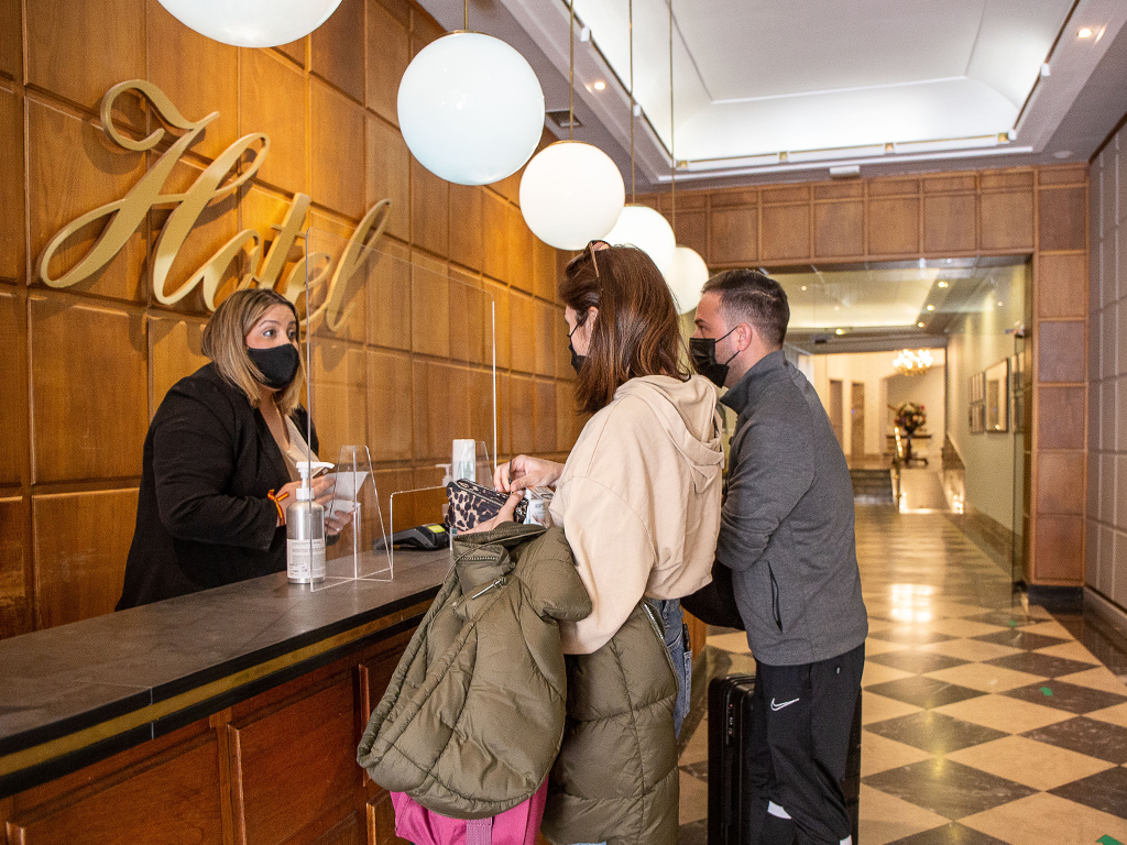 El Hotel Real Segovia ha funcionado hasta el momento con una ocupación del 20%, que son en su mayoría parejas jóvenes de la comunidad. / NEREA LLORENTE