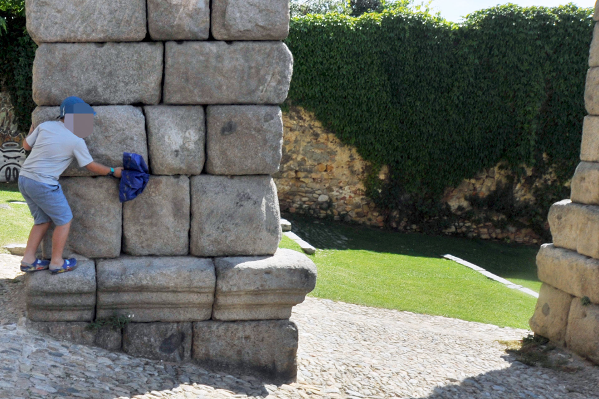 Acueducto Nino Subido KAM9655