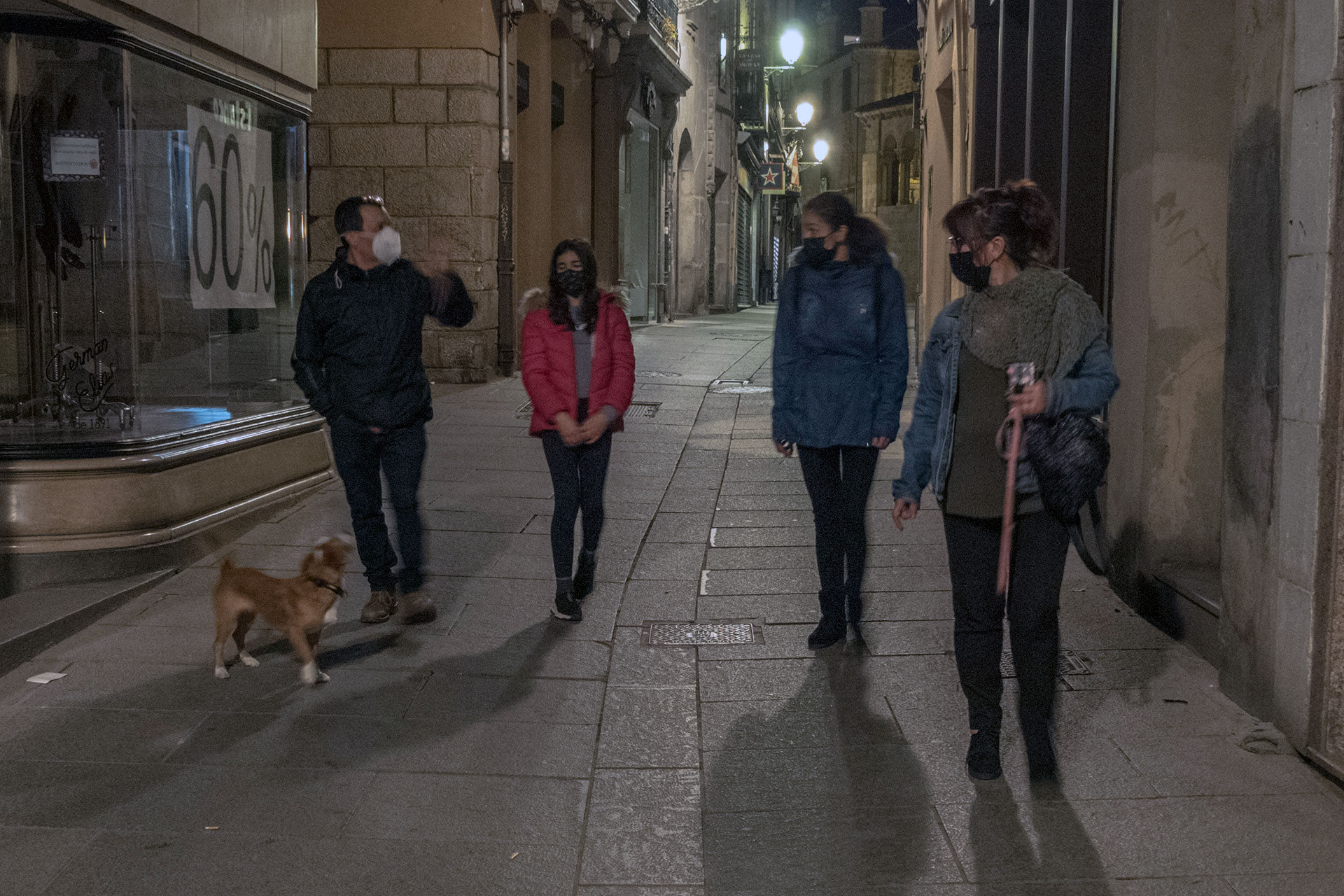 Una familia aprovecha el fin del toque de queda para pasear. / KAMARERO