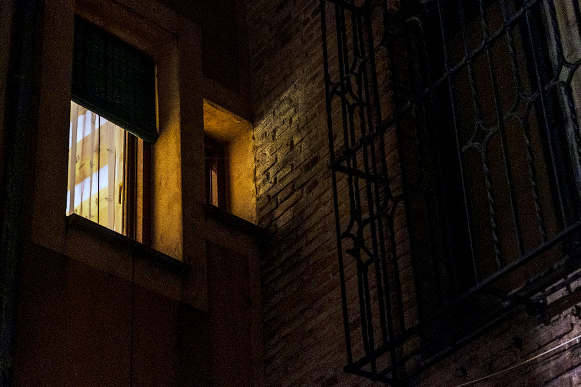 Curiosa Ventana Encendia Luz KAM4109