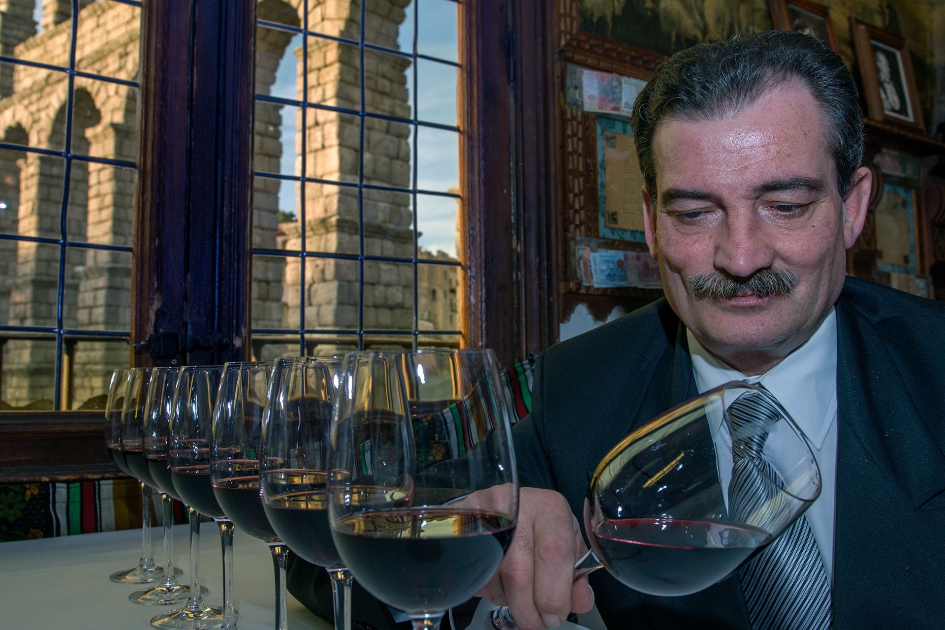 El segoviano Pablo Martín es el Presidente de la Asociación Española de Sumilleres de España, desde la que trata de impulsar la formación de los jóvenes hosteleros. / KAMARERO