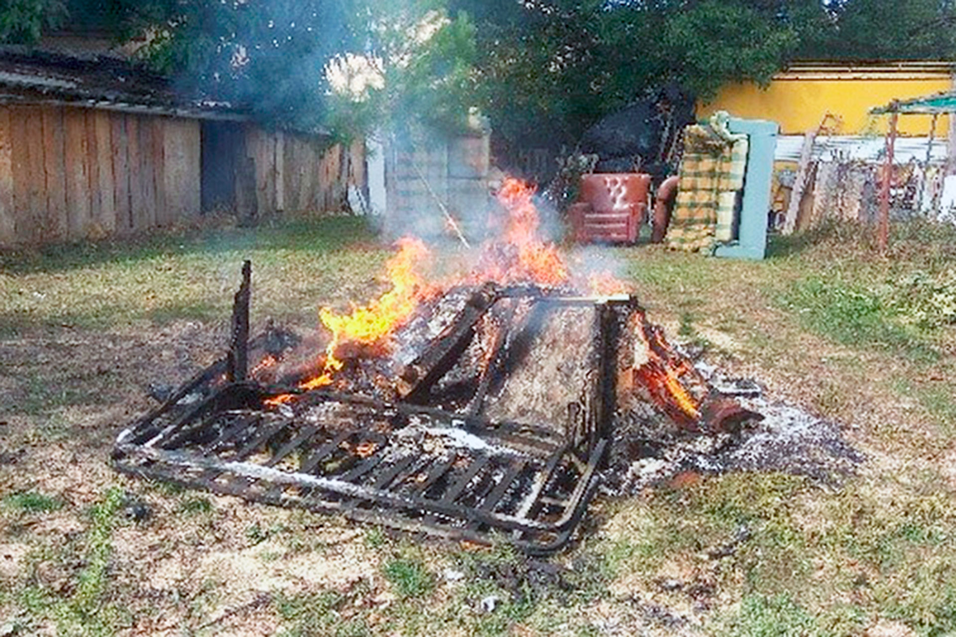 Quema ilegal de enseres en Pradena