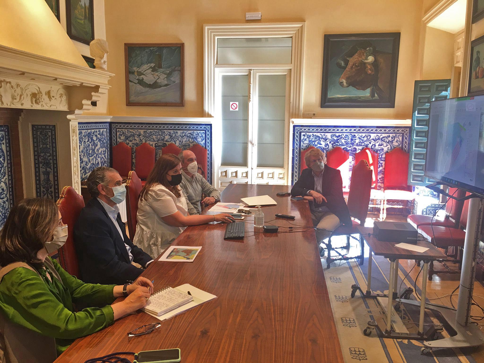 Reunion ayto fes prado del Hoyo