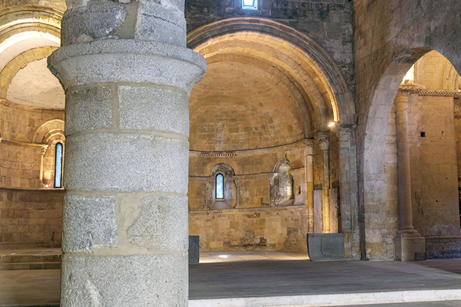 Interior de la Iglesia de San Juan de los Caballeros. / KAMARERO