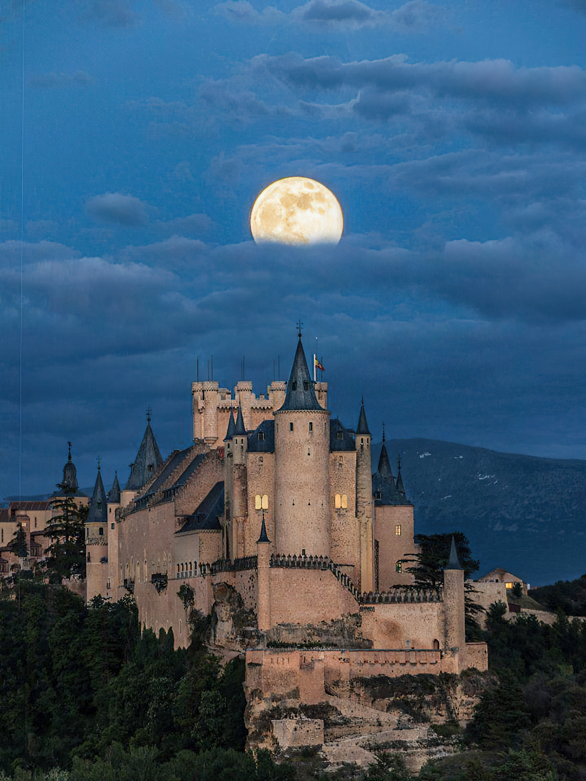 Superluna en el Alcázar de Segovia, fotografía tomada por Blanca Pascual @whtyheart en Twitter