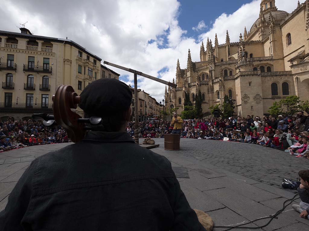 Titirimundi Plaza Mayor Circ Panic Mirat