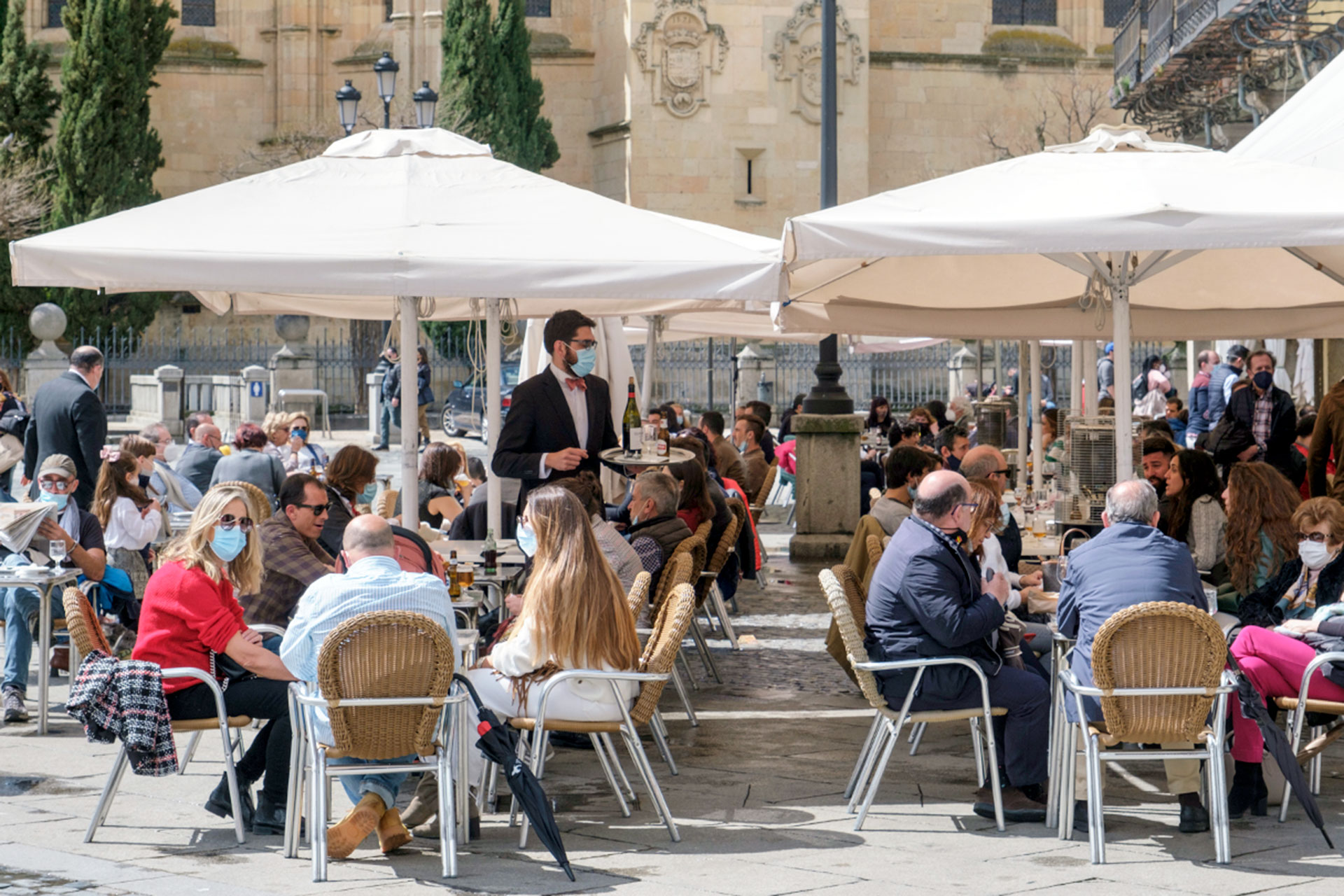 Turistas Terrazas Plaza Mayor KAM5467
