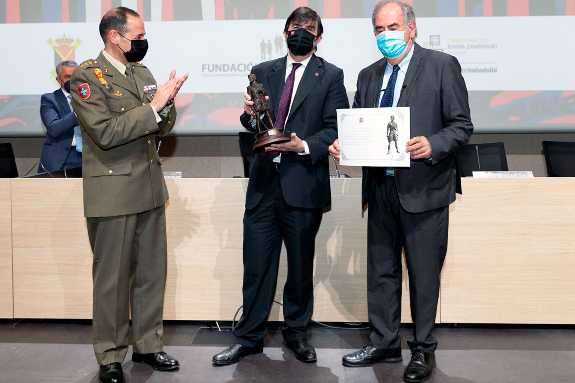 El Vicerrector del campus, Agustín García, y el presidente de la Fundación Valsaín, Álvaro Gil-Robles. / ALBERTO MORALA