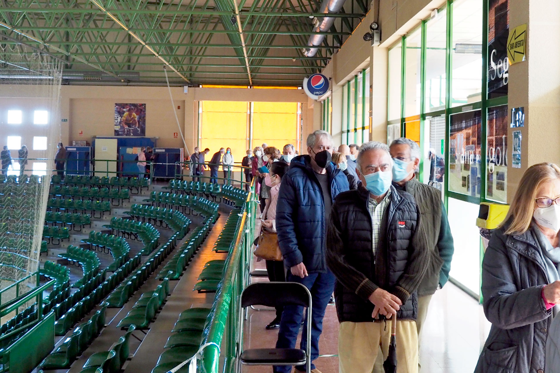 Vacunacion 1950 Colas Coronavirus Pabellon Pedro Delgado KAM9991