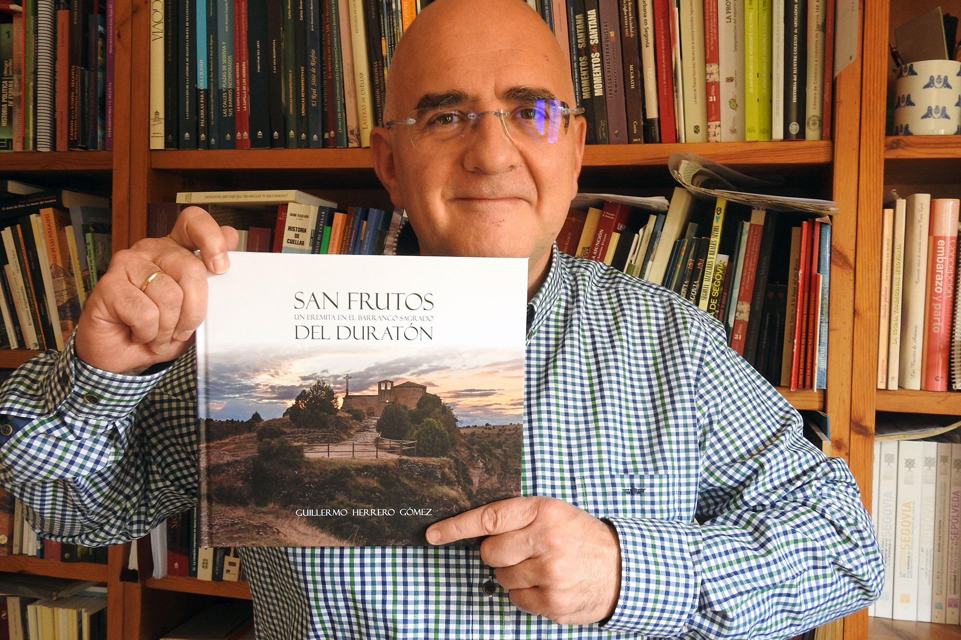 Guillermo Herrero mostrando la portada del libro.