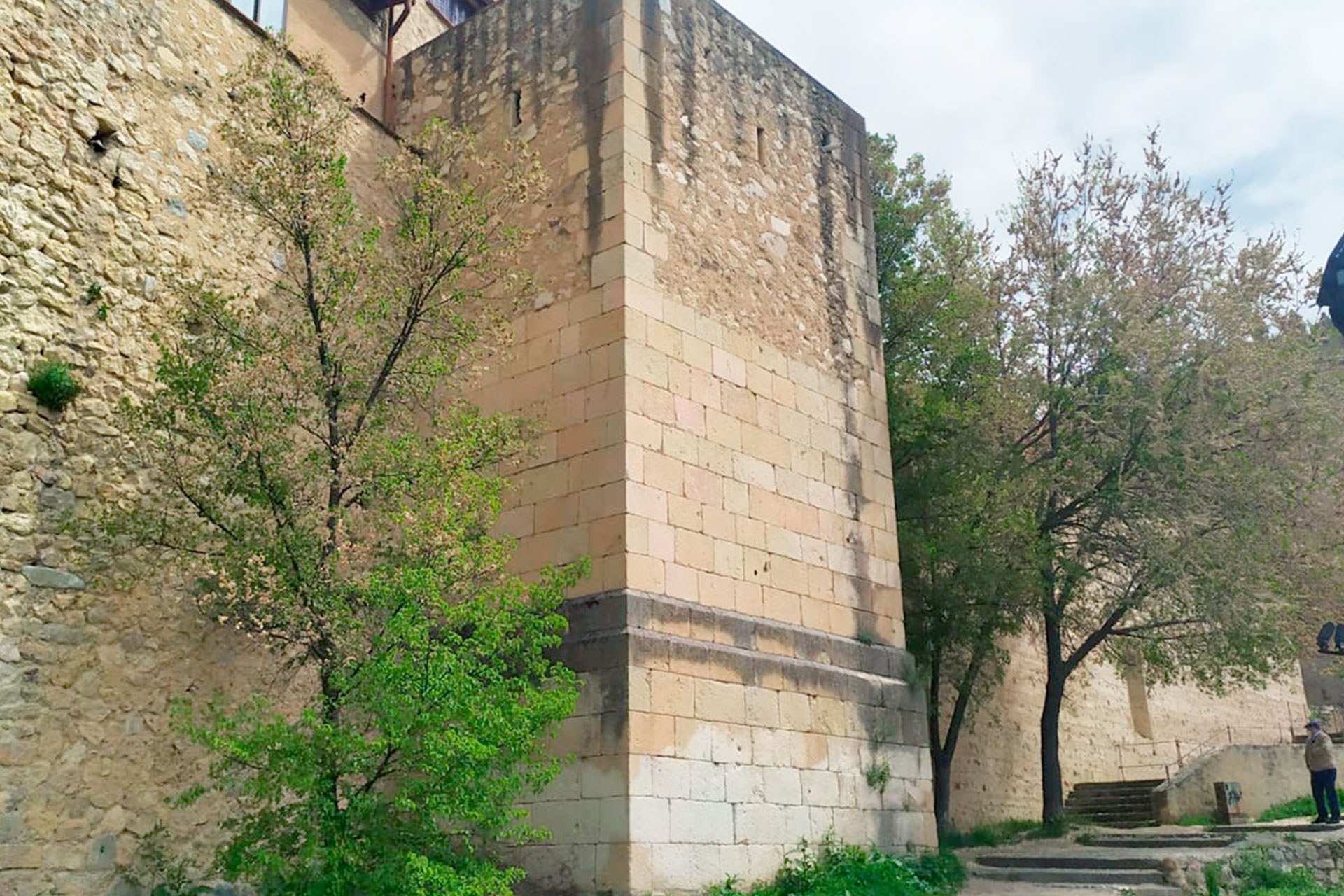 muralla torre 86 arco san andres