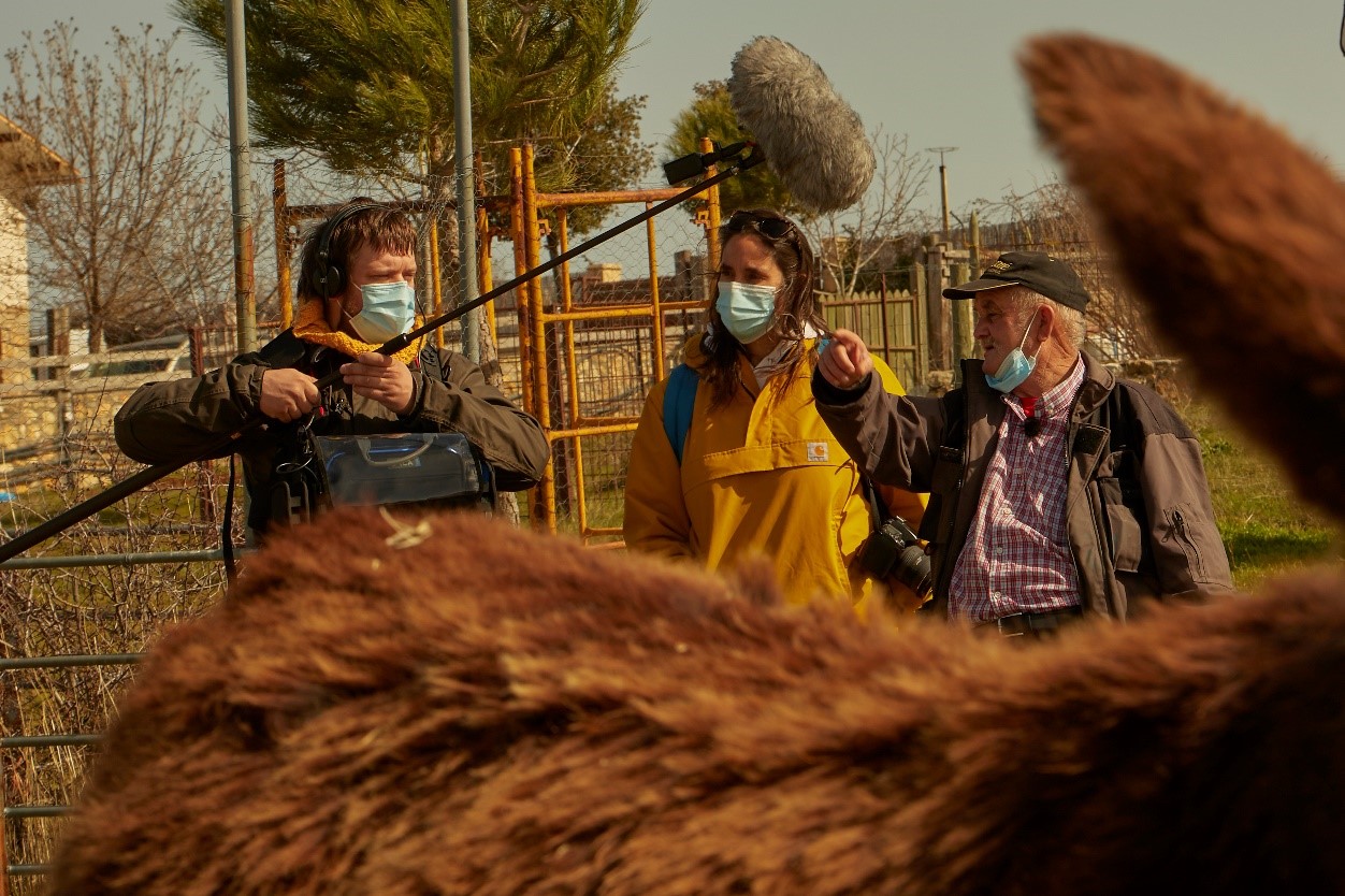 Un momento de la grabación en la que se ve a la artista y al pastor