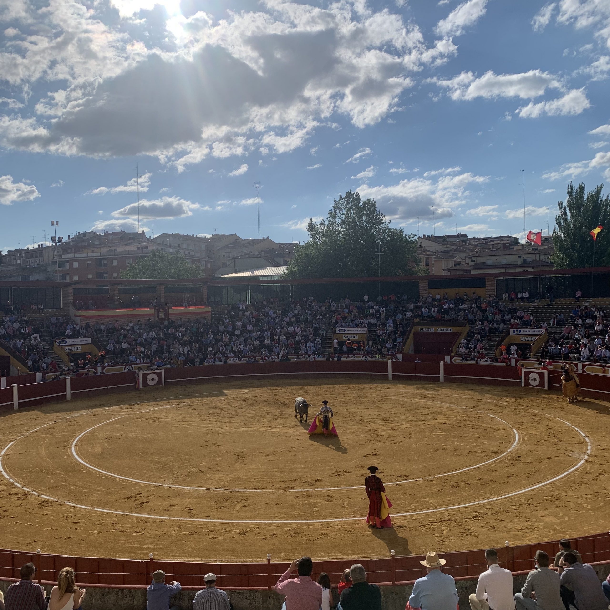 Diosleguarde, "estable, intubado y sedado" tras la grave cornada sufrida en Cuéllar que le partió la arteria femoral y la vena safena 1 Plaza de toros de Cuéllar, durante el fin de semana