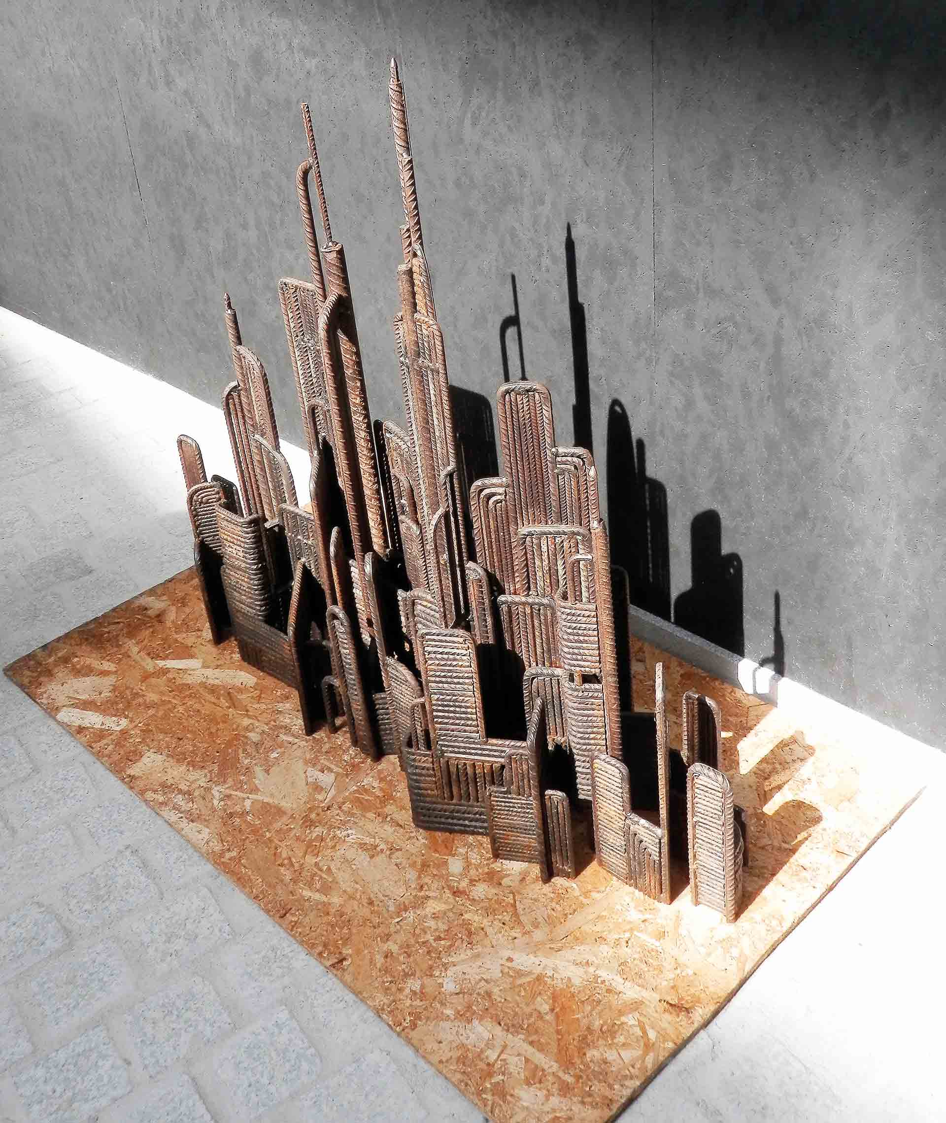 Escultura Metrópolis, de Alberto Carvajal. Cesión temporal al Campus María Zambrano. / Gael Zamora