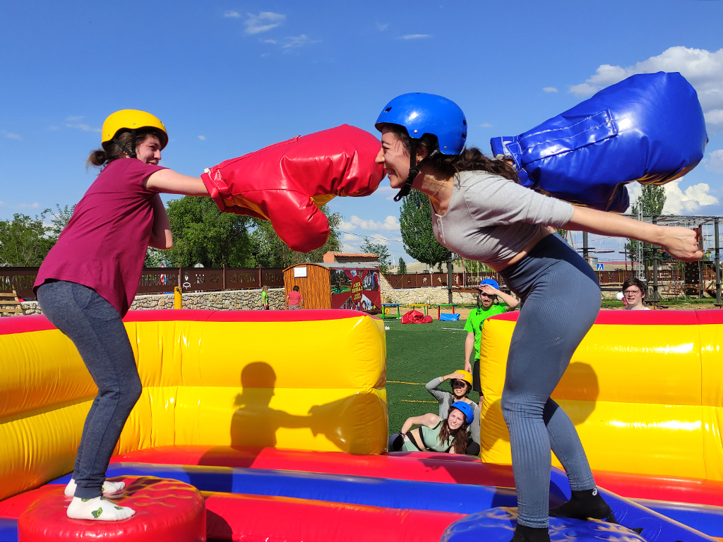 Las empresas de turismo rural ofrecen actividades al aire libre, como la de ‘humor amarillo’. / NEREA LLORENTE