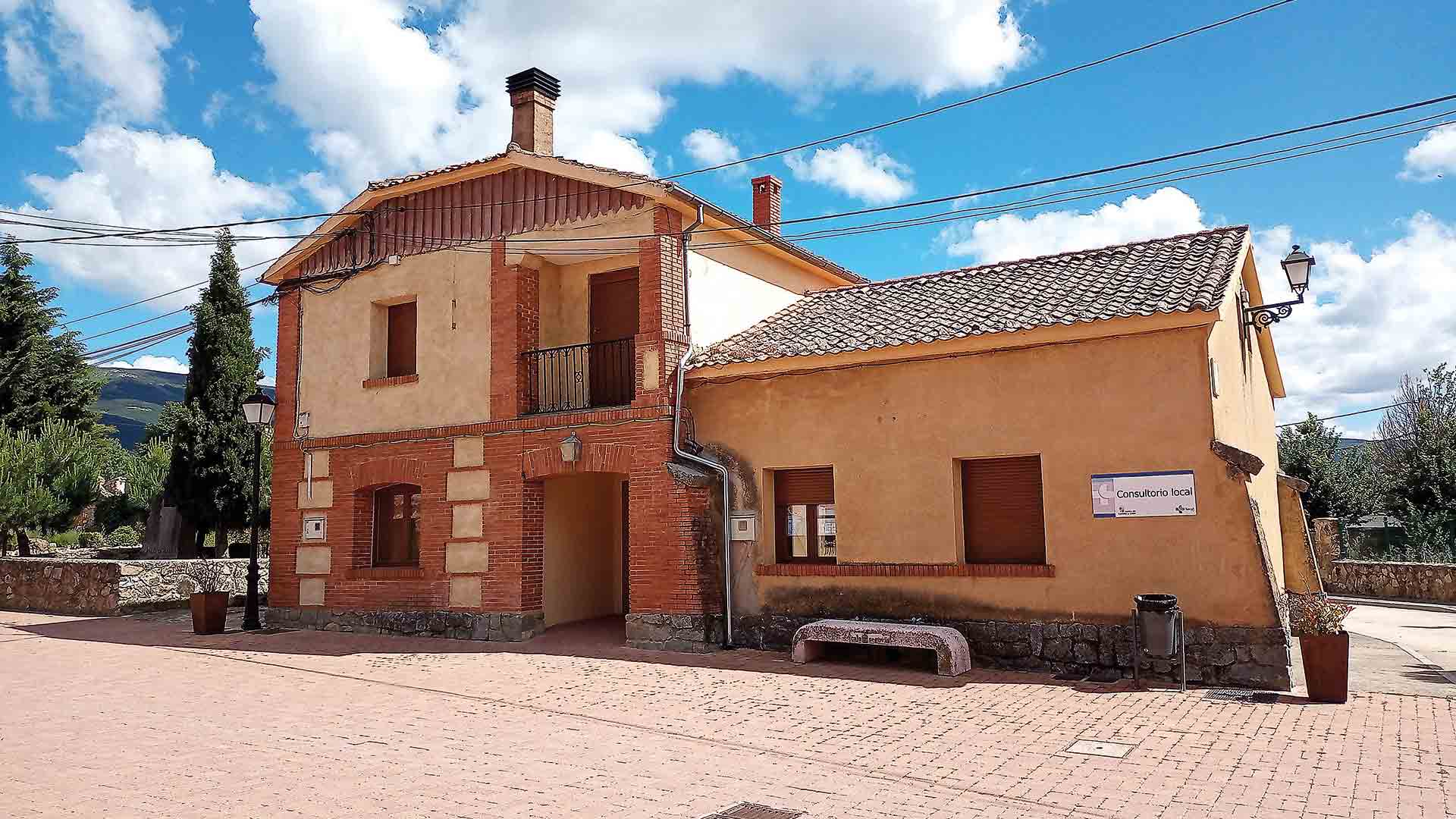 Casa del médico y consulta en Sotosalbos.