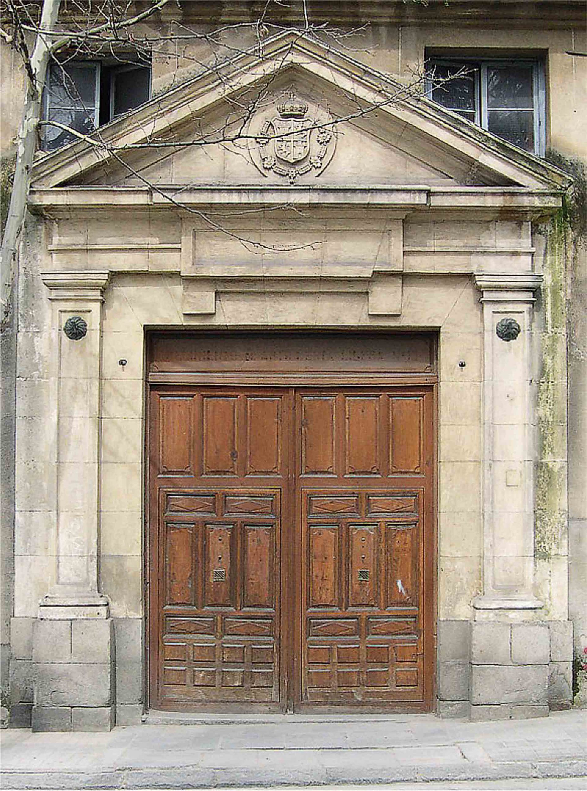 Portada de La Casa Grande. Un patrimonio por recuperar 1 Portada neoclásica de la fábrica de paños, 2006. / Carlos Navarro González