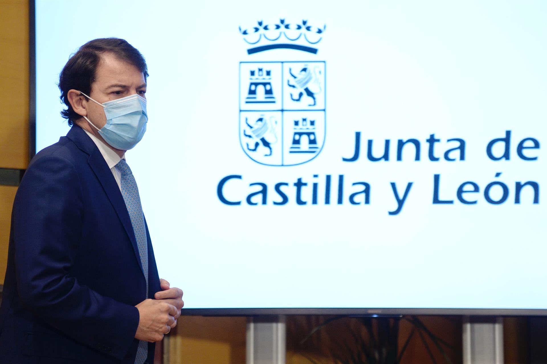 El presidente de la Junta de Castilla y León, Alfonso Fernández Mañueco, ofrece una rueda de prensa. / EFE/Nacho Gallego