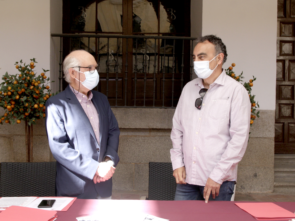El director y el gerente de Cáritas Segovia, Mariano Illana y Samuel Fernández, respectivamente, presentaron ayer la Memoria de 2020, que señala un incremento del número de hogares sin ingresos. / NEREA LLORENTE
