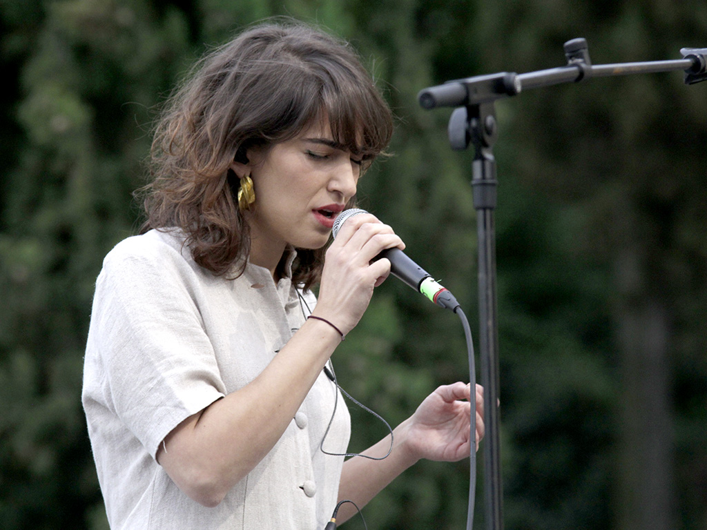 El Jardín de los Zuloaga acogió ayer el concierto de la segoviana Violeta 20. / NEREA LLORENTE