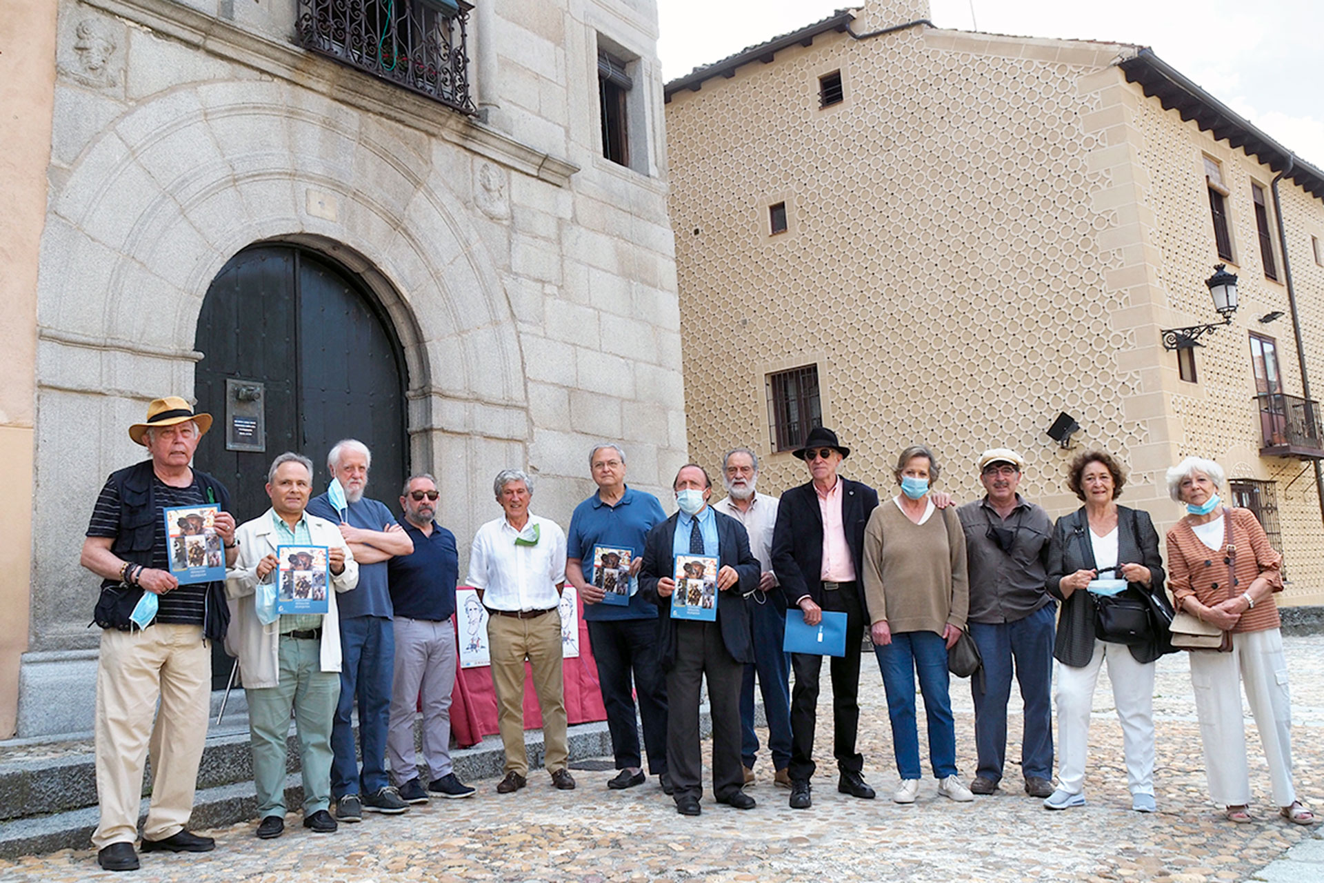 El ejemplar contiene diversas ilustraciones de amigos del fotógrafo, que han querido reflejar su historia. / KAMARERO