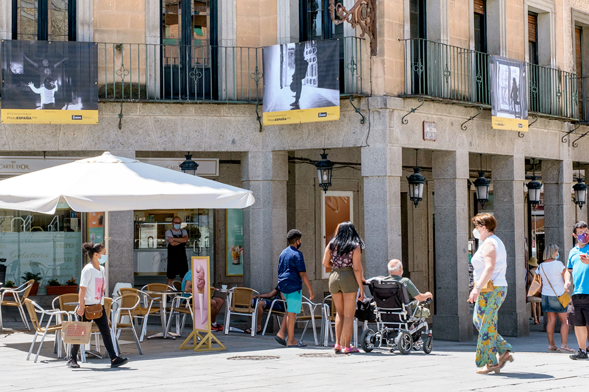 Exposición de fotografías en la avenida del Acueducto el año 2020 con la iniciativa #PHEdesdemibalcón. / Kamarero