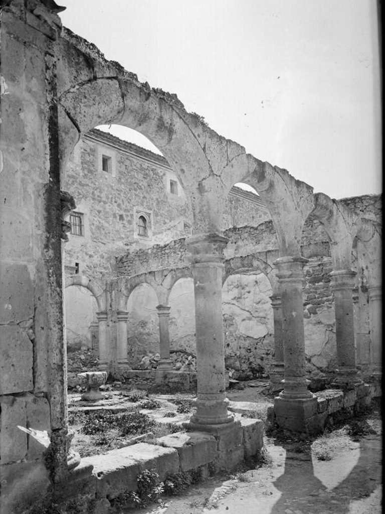 Ruinas del claustro de espera en el monasterio de El Parral Foto de Antonio Passaporte 1927 1936