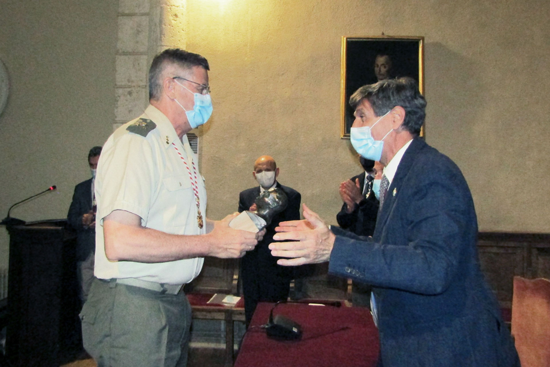 La institución entregó una reproducción en bronce del busto de Antonio Machado al general Enrique Silvela. / EL ADELANTADO