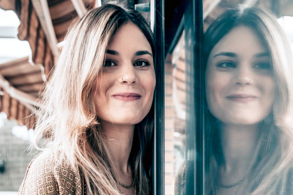 Elvira Sastre da el pregón de las fiestas de Segovia y La MODA ofrece el concierto inaugural 2 Elvira Sastre publicó su último poemario, ‘Adiós al frío’, en octubre del pasado año. / GLORIA NIETO