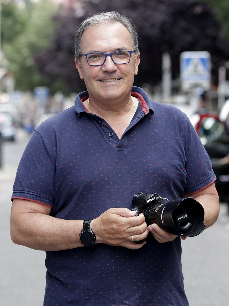 Juan Luis Misis es la tercera generación de fotógrafos y, en unos años, su hijo le cogerá el relevo. / NEREA LLORENTE