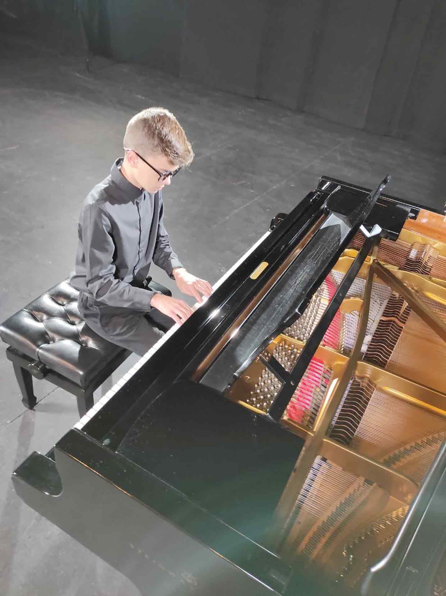 Julio Alberto Flores, Leila Pena y Luis del Ojo actúan esta tarde. / EL ADELANTADO