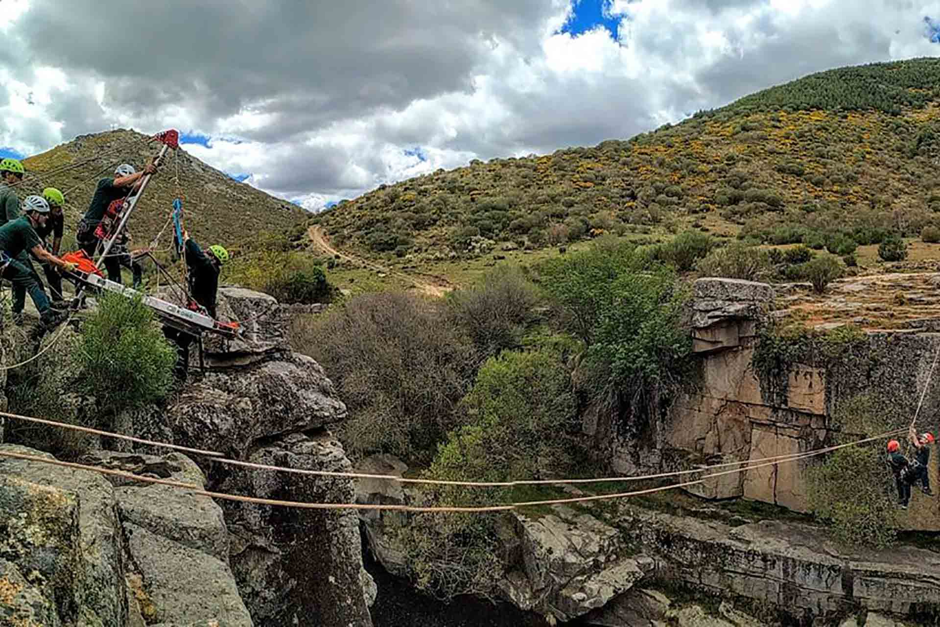 Agentes del Ereim de Riaza trabajando en un desfiladero para rescatar a una persona accidentada.