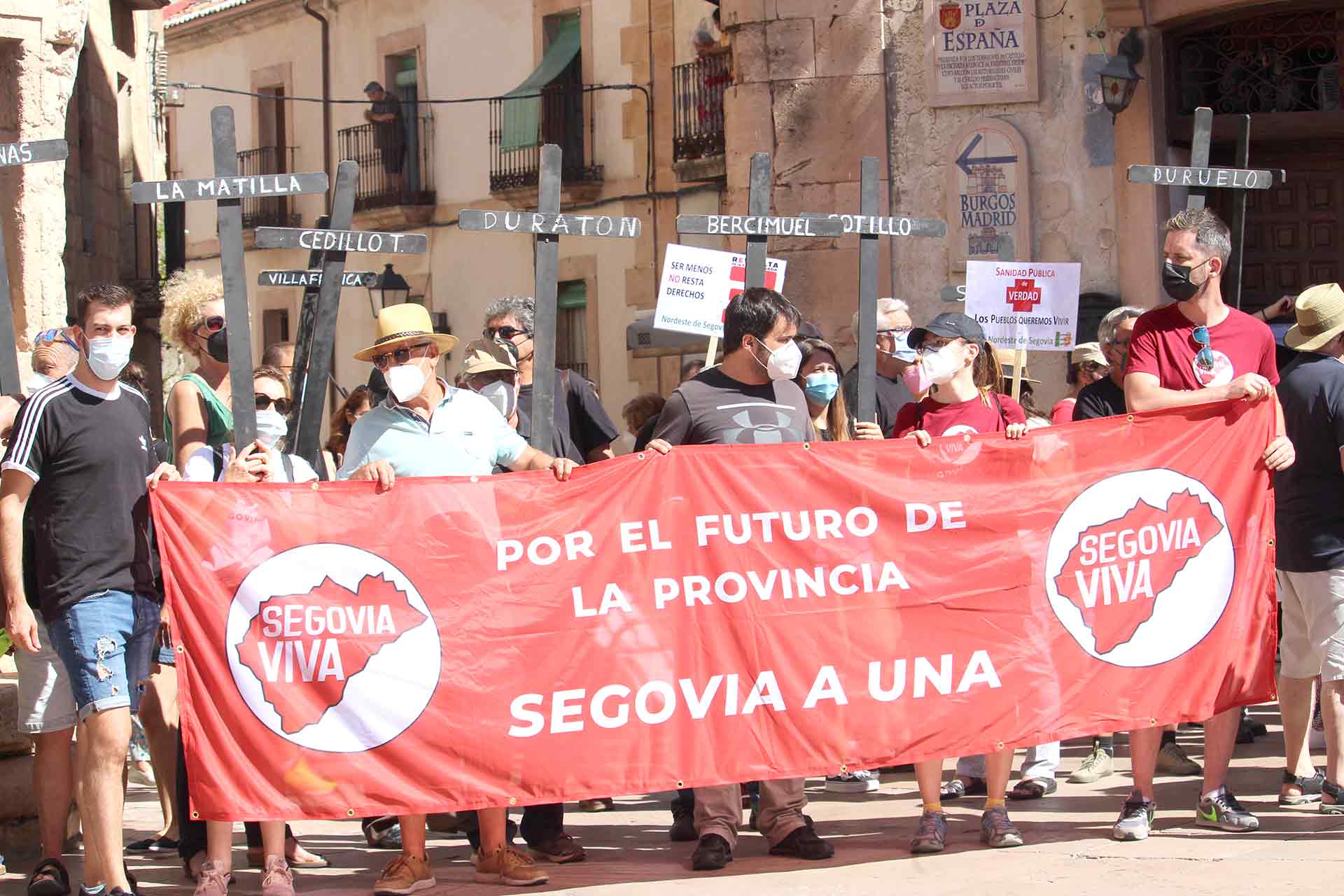 Algunos representantes de la plataforma 'Segovia Viva' con una pancarta en la manifestación./ANA Mª CRIADO