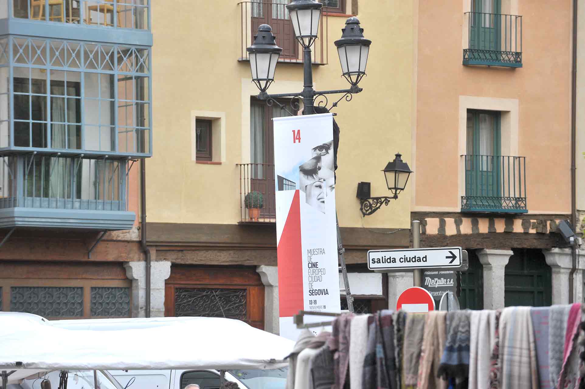 Muces Colocando Cartel