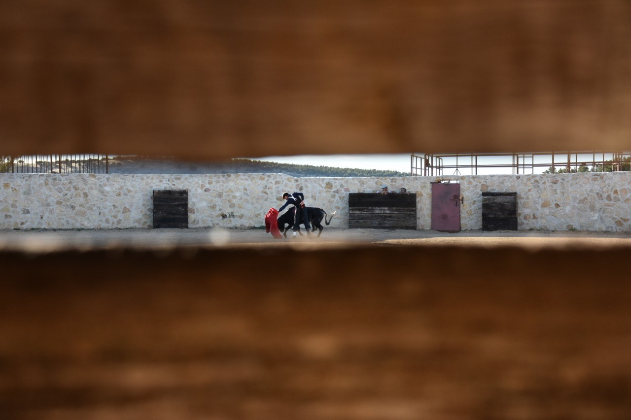 El alumno de la Escuela Taurina de Segovia Cristiano Torres torea una vaca de Los Bayones en ‘Los Cerros’, bajo la atenta mirada de Emilio de Frutos. / A.M.