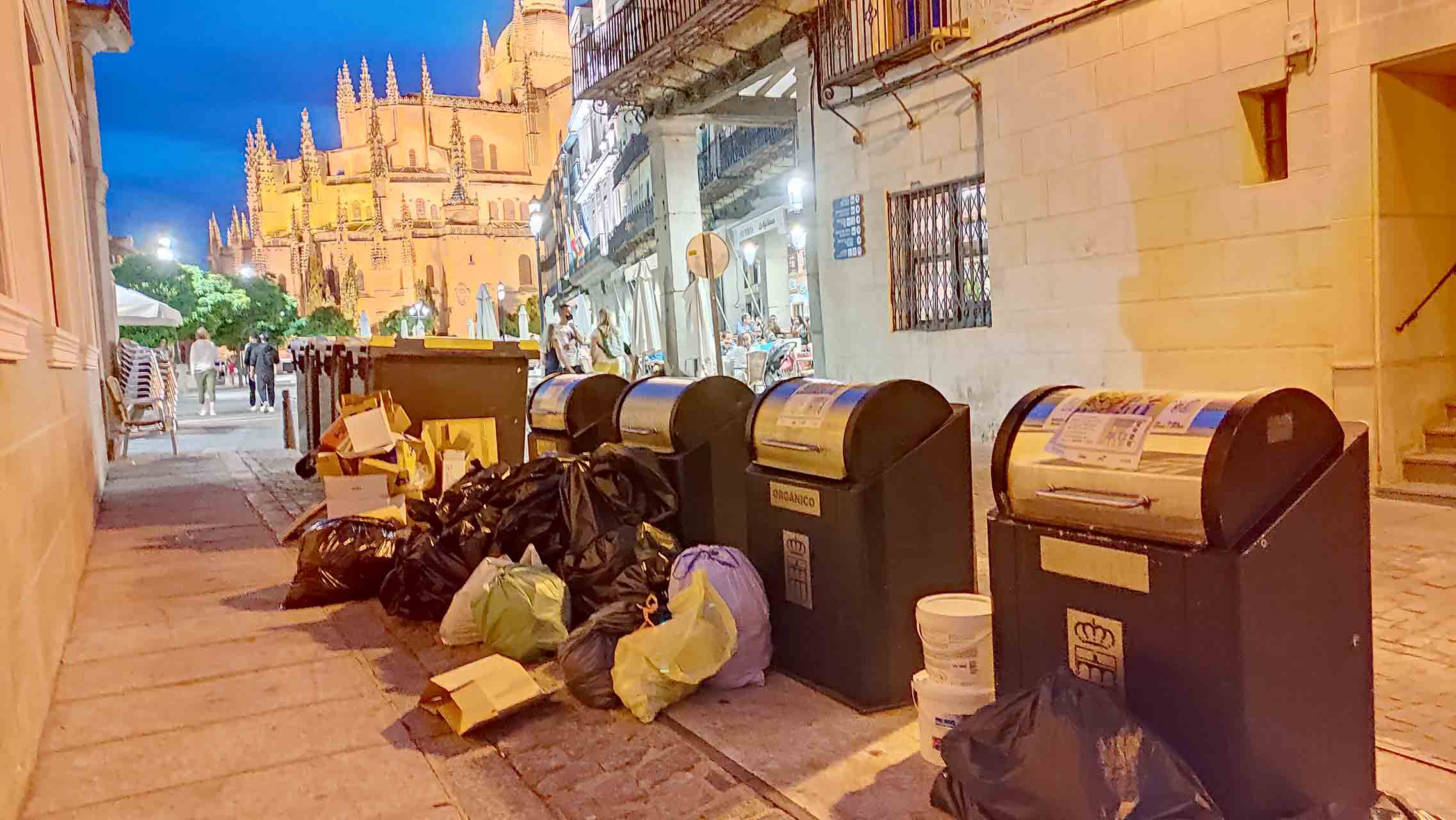 Basura junto a los contenedores de la plaza del Potro el 28 de junio. / E. A.