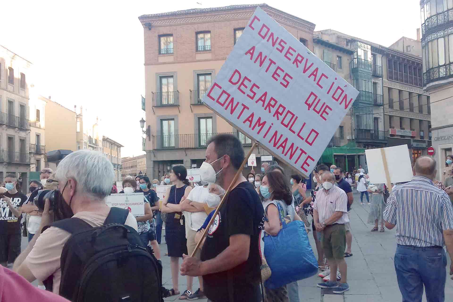 Personas reunidas en la sesión informativa contra de las macrogranjas./E. A.