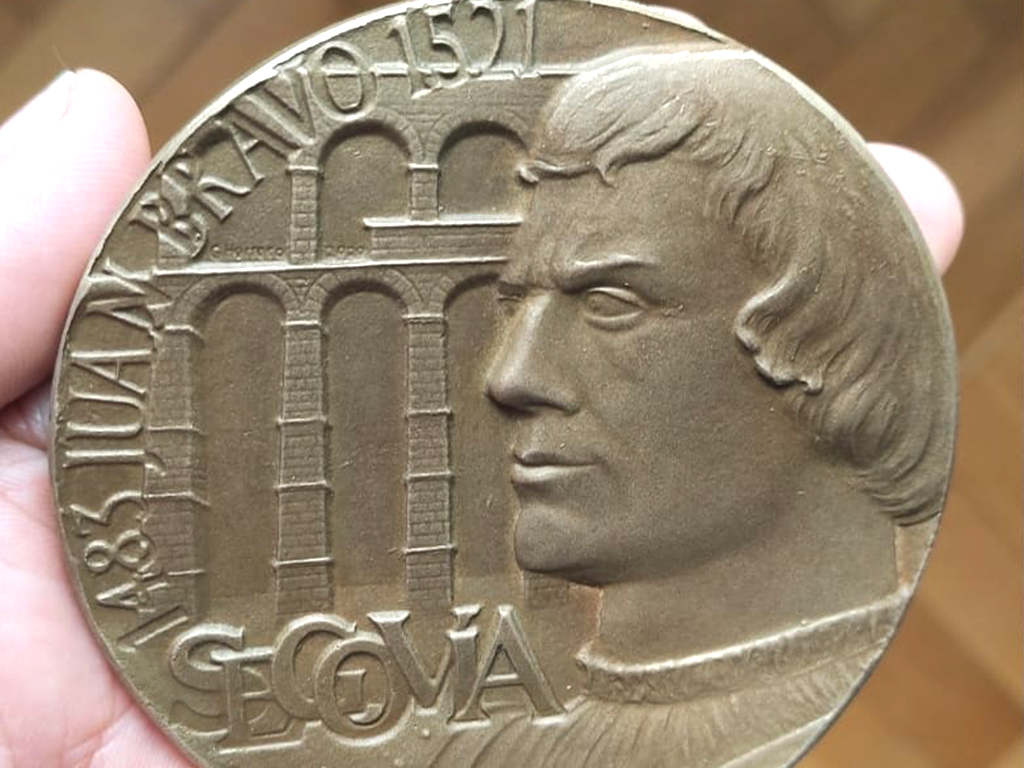 12 3 medalla juan bravo