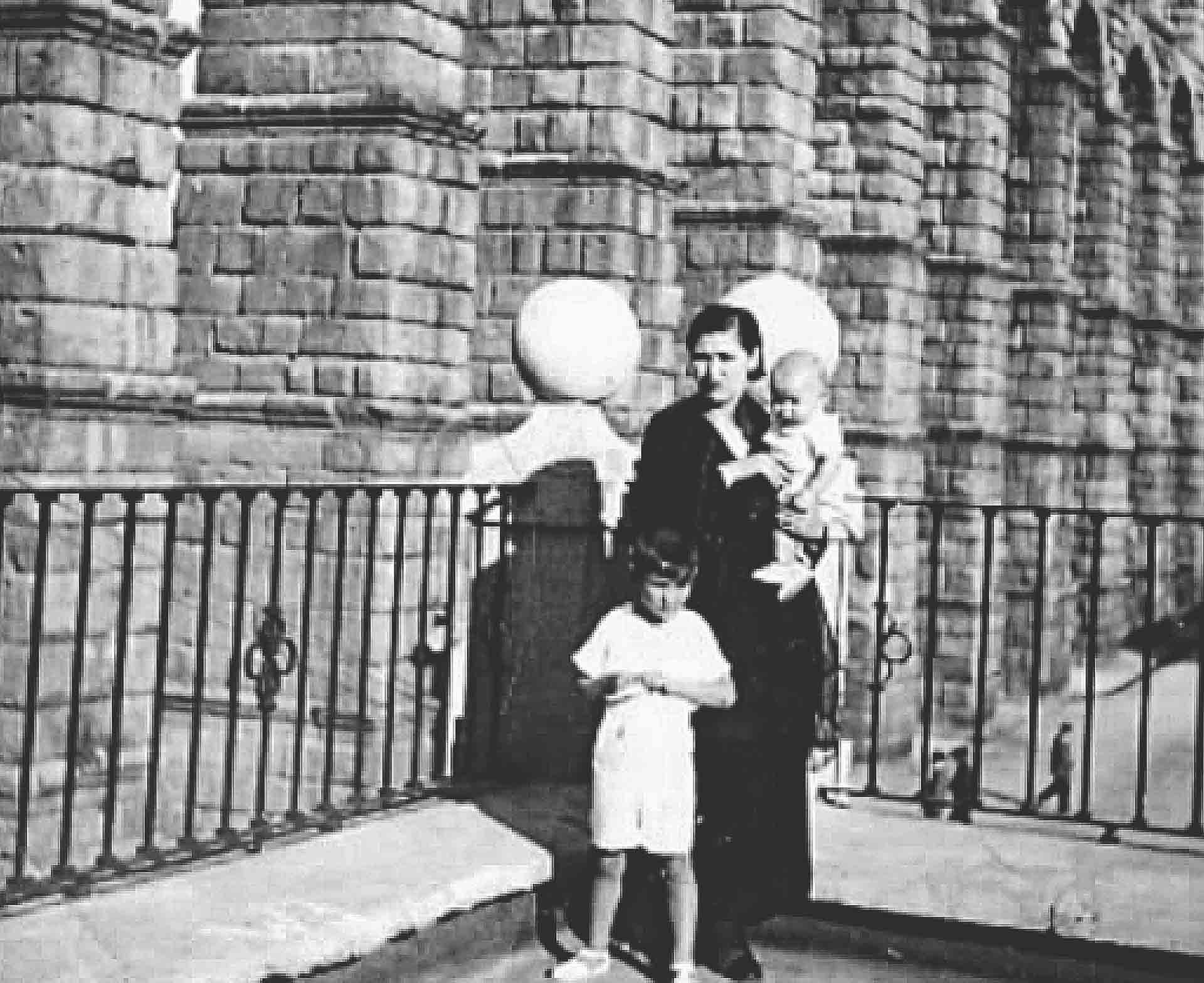 Esta foto está hecha el domingo 19/7/1936. Es mi madre Teodora Luengo (de luto riguroso por la muerte de su padre) con mi hemano Jesús en brazos y el niño de 6 años que es mi persona. La foto se hizo al inicio de la jornada camino de la Huerta Grande.