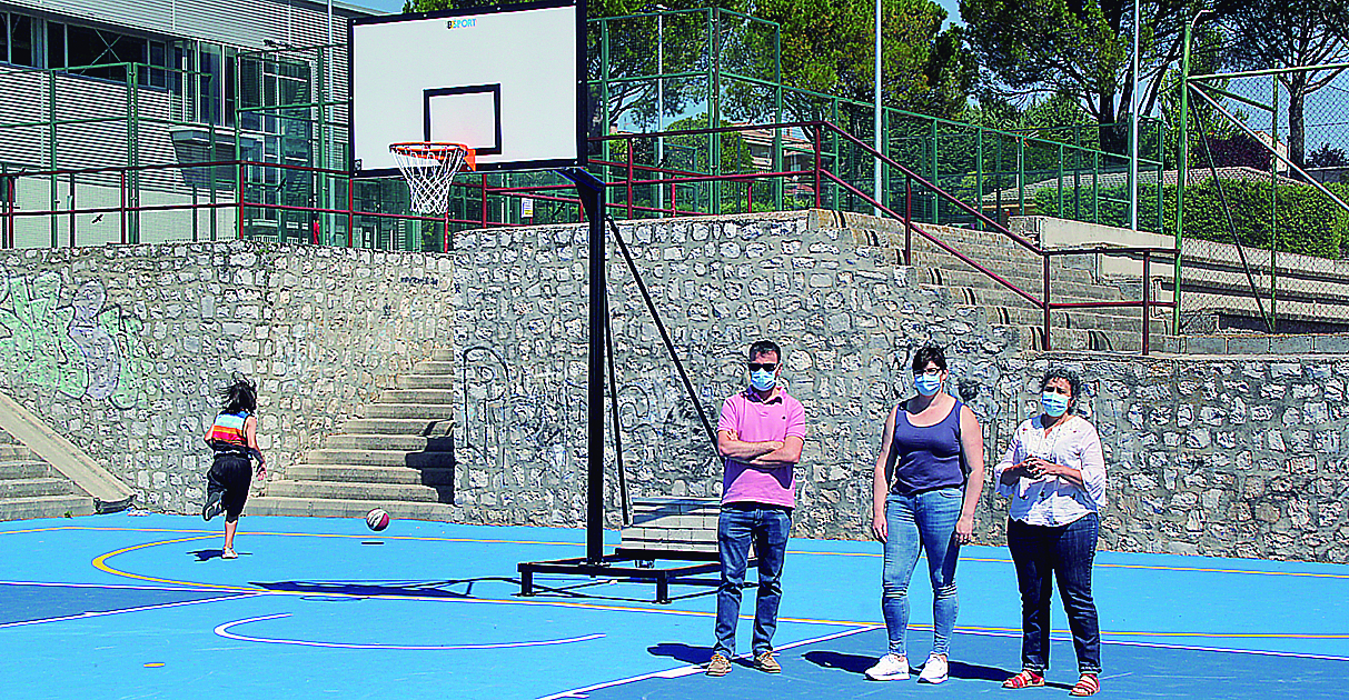 El alcalde y las concejalas, en la presentación de la renovada cancha de baloncesto. / C.N.