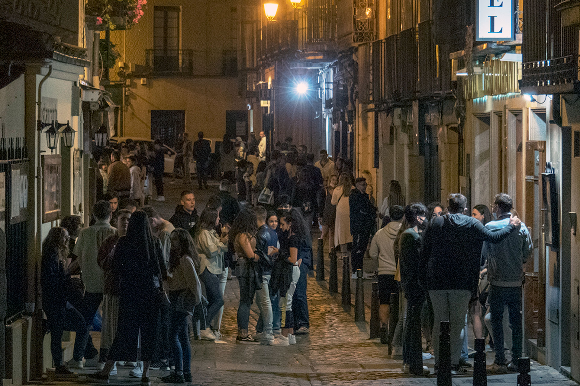 Calle Infanta Isabel Gente Jovenes Bares Botellon Coronavirus KAM2416