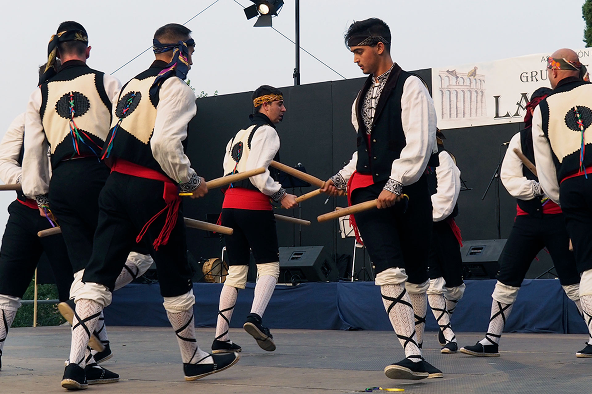 El Grupo de Paloteo de Tabanera del Monte, durante su actuación ayer en San Juan de los Caballeros. / KAMARERO