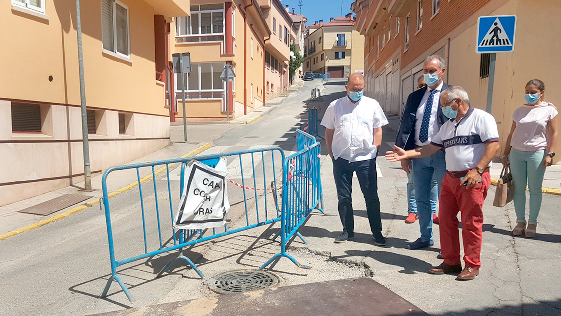 El delegado territorial José Mazarías junto al alcalde de la localidad y miembros de la corporación. / EL ADELANTADO