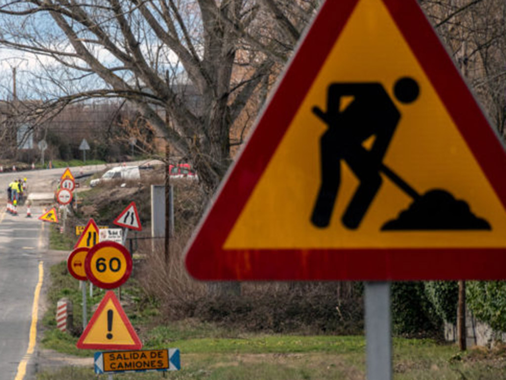 Foto de archivo. Obras en una carretera de la provincia de Segovia. / KAMARERO