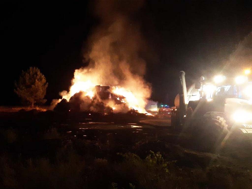 Pacas ardiendo anoche en Navalilla